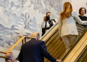 Eskalatorun dayanması Trampı gülüş hədəfinə çevirdi! – FOTO