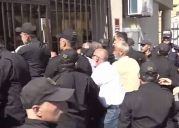 Ermənistanda etiraz aksiyası: Nazirliyin qapıları bağlanıldı