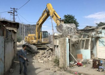 Dərnəgül bazarının arxasındakı evlər sökülür