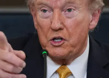 Tramp reklamlara görə Kanada ilə ticarət danışıqlarını dayandırır