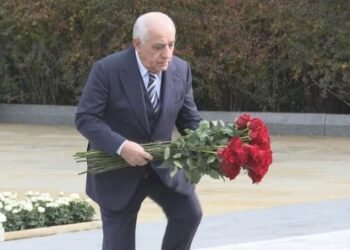 Əli Əsədov Heydər Əliyevin məzarını ziyarət etdi