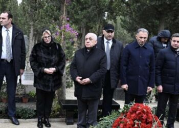 Əli Əsədov Milli Qəhrəmanların məzarlarını ziyarət etdi