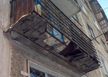 Bakının mərkəzində eyvan uçdu – Yoldan keçən qadın yaralandı