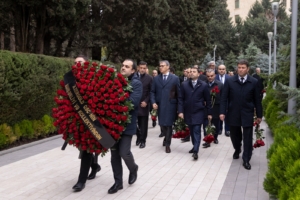 “AzerGold” QSC və törəmə şirkətlərinin kollektivi Ümummilli Lider Heydər Əliyevin məzarını ziyarət edib