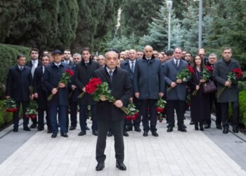 ADSEA kollektivi Fəxri xiyabanda Heydər Əliyevin xatirəsini andı