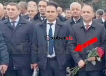 Fəxri Xiyabanda hörmətsizlik: Ulu Öndərin məzarı önündə əli cibində dayanan məmur kimdir? – VİDEO