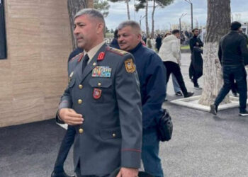 Mais Bərxudarovun yeni görüntüsü – Görün kimlərlə görüşdü – FOTO