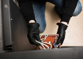 Bakıda evdə 8 min dollarlıq qızıl oğurlandı