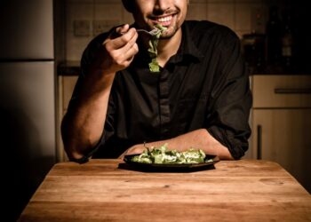 Bu saatdan sonra yemək yeməyin – Mədə turşuluğunu artırır