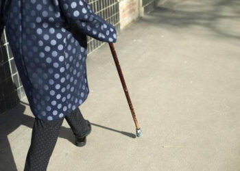 Kömək etdikləri 75 yaşlı qadını soydular