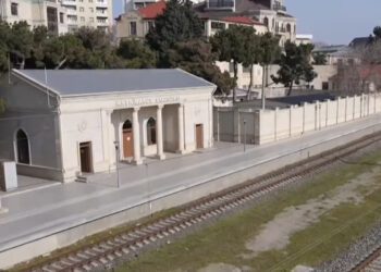 Sərnişinlər ADY-dən şikayətçidilər: Qatarlar bu stansiyada dayanmır – VİDEO