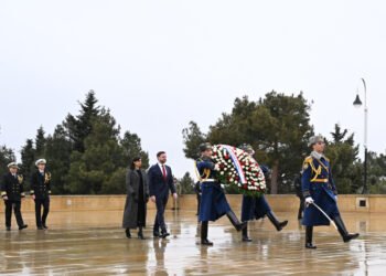 Vens Şəhidlər xiyabanını ziyarət etdi