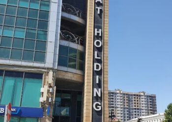 “Mehdiyevin qardaşının tikdirdiyi qəzalı bina – Lifti belə mövcud deyil”