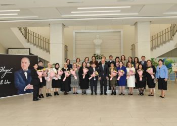 Qadın müəllimlərin təhsildə rolu: nazir təqaüdçü pedaqoqlarla görüşdü