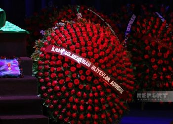 Prezidentlə xanımı vida mərasiminə əklil göndərdi