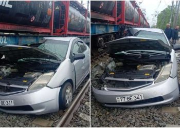 Minik avtomobili lokomotivlə toqquşdu