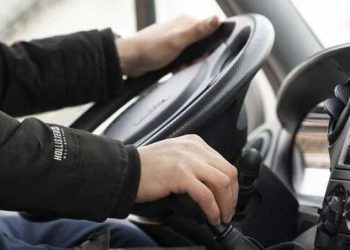 Maşını qanunsuz sürən şəxs həbs edildi