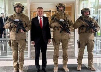 Andrey Babiş Azərbaycanda onu qoruyanlarla xatirə şəkli çəkdirdi