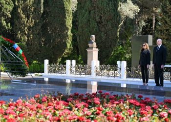 Prezident və birinci xanım Ulu Öndər Heydər Əliyevin məzarını ziyarət ediblər