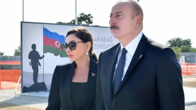 İlham Əliyev və xanımı Zəfər parkında olublar
