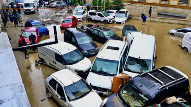 İstanbulda 300 iş yeri və 200 avtomobilə ziyan dəydi