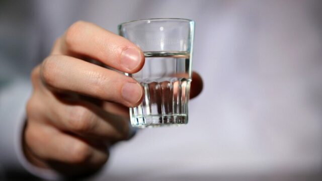 Xəstəxanadan çıxan keçmiş iqtisadiyyat nazirinin ilk işi araq içmək oldu