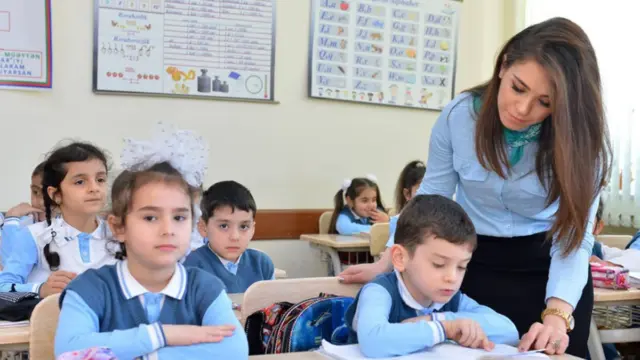 Məktəbli geyimi ilə bağlı qurumdan açıqlama: “Təxribatlara uymayın”