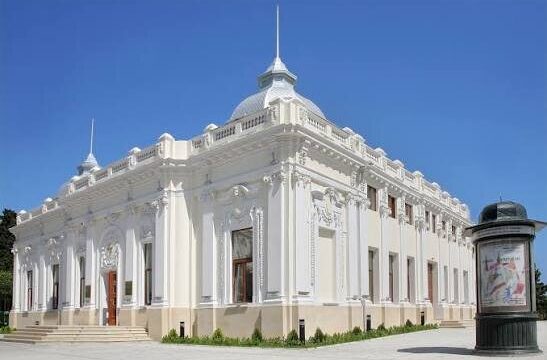 Kukla Teatrının direktoru onu məhkəməyə verdi