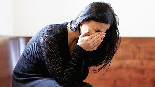 Gecə uşaqları çölə çıxarıb ac-susuz saxlayıblar… – Ana və ögey ata həbs edildi