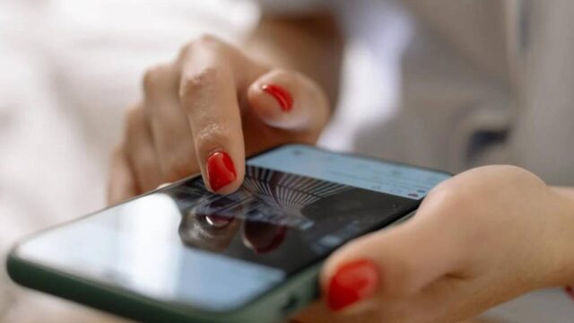 Direktorun otağında canlı yayım açan müəllim işdən çıxarıldı