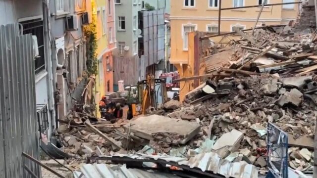 İstanbulda dörd mərtəbəli bina çökdü